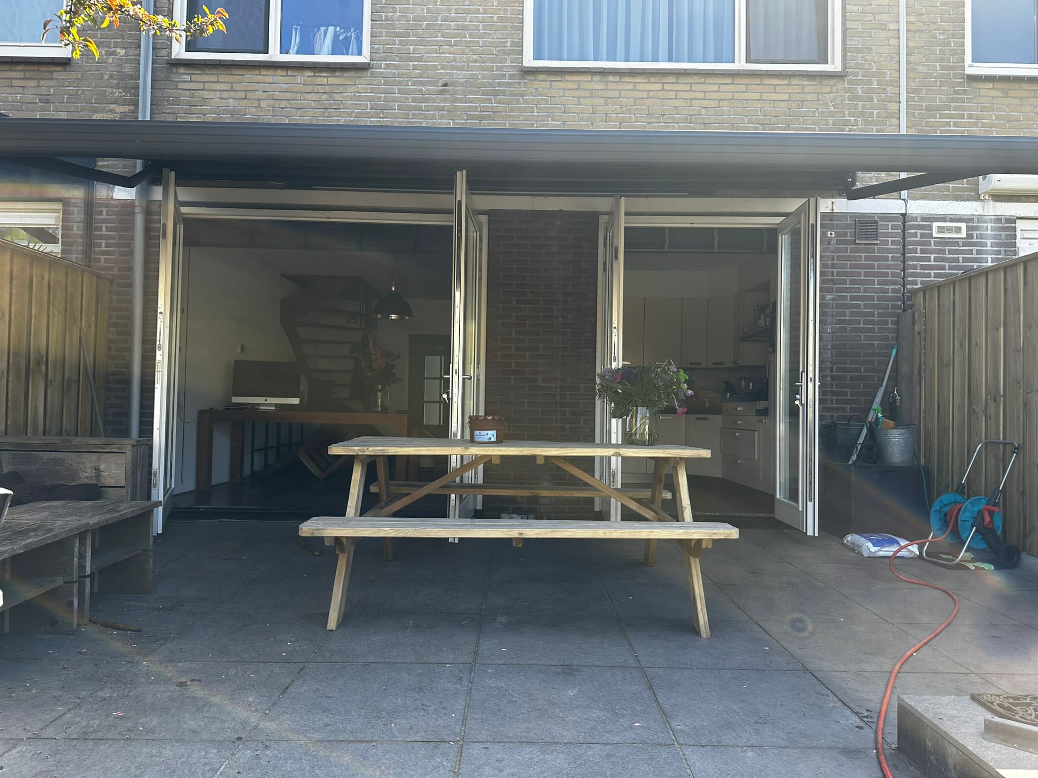 Plaatsen openslaande houten deuren en kozijnen