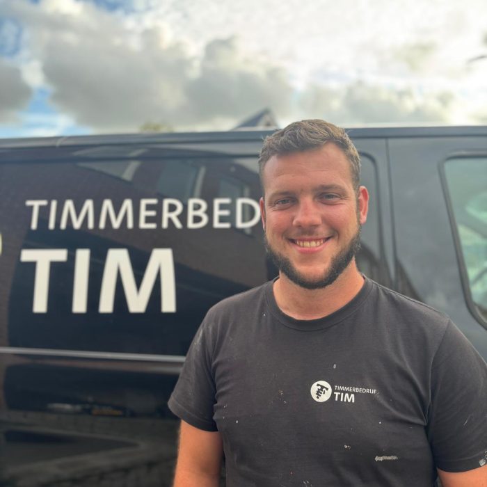 Tim van Erp staat voor zijn werk bus, van timmerbedrijf Tim uit Anna Paulowna