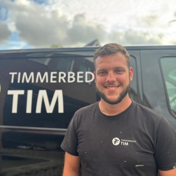 Tim van Erp staat voor zijn werk bus, van timmerbedrijf Tim uit Anna Paulowna