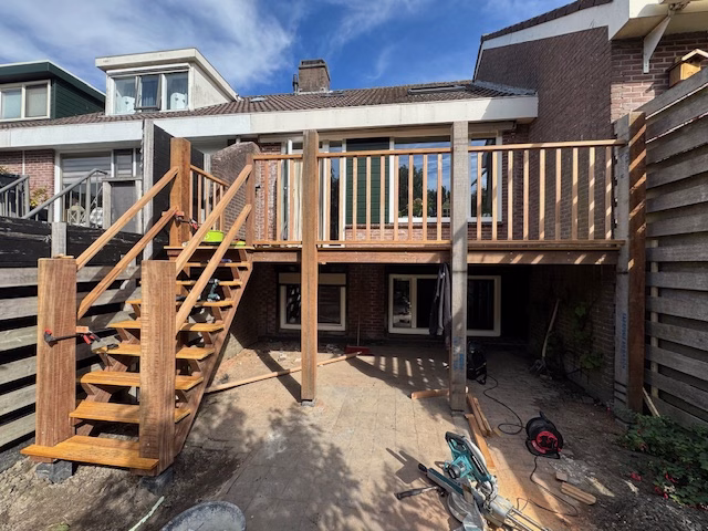 Hooggelegen hardhouten terrasvlonder