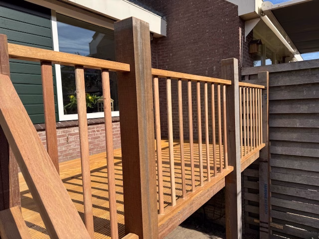 Hooggelegen hardhouten terrasvlonder