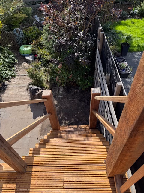 Hooggelegen hardhouten terrasvlonder