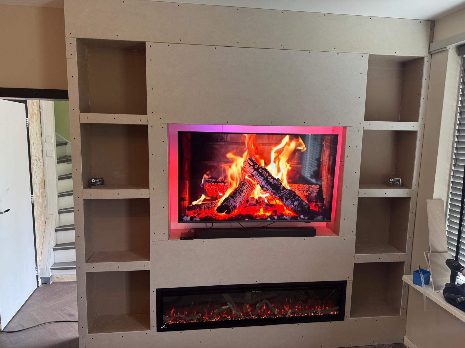 Cinewall op maat met haard, tv en open vakken