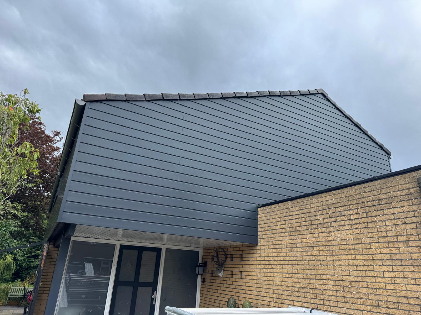 Donkere Keralit gevelbekleding op de zijgevel van de woning