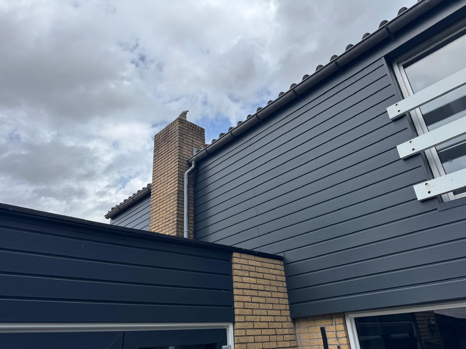 Horizontale Keralit gevelplanken naast bestaand metselwerk