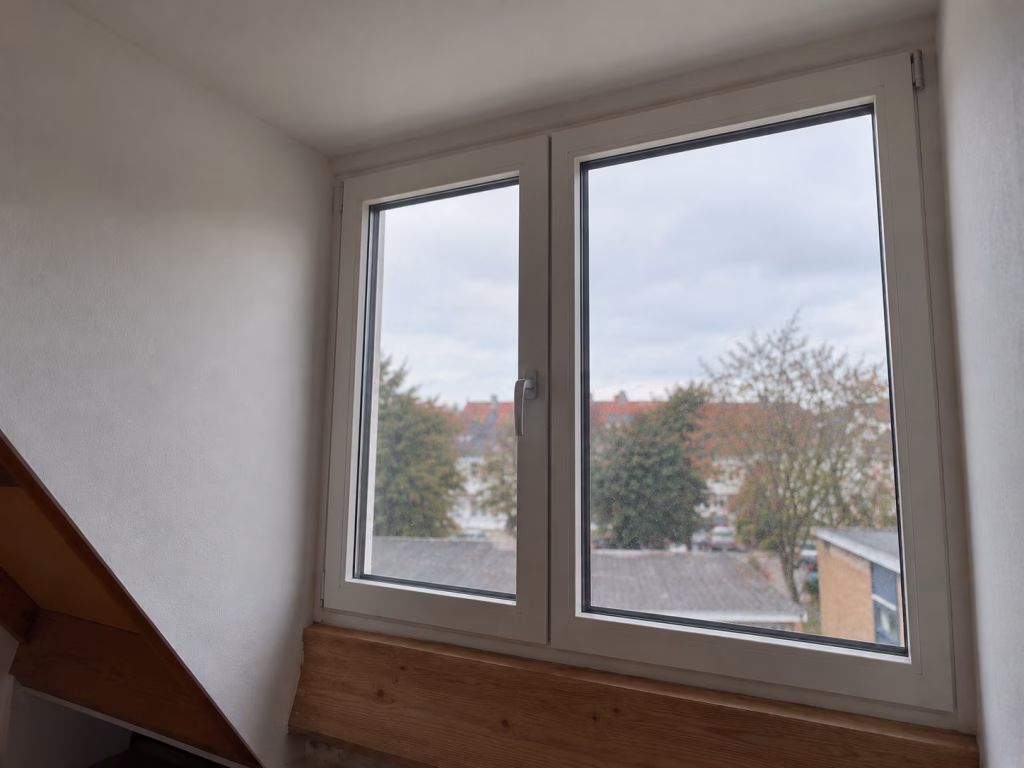 Glas geplaatst in een dakkapel