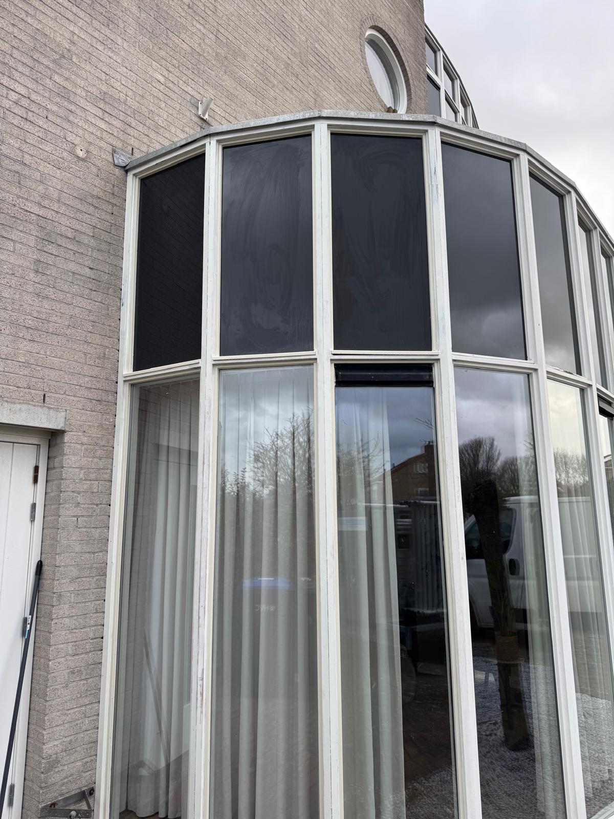 Erker met witte houten kozijnen