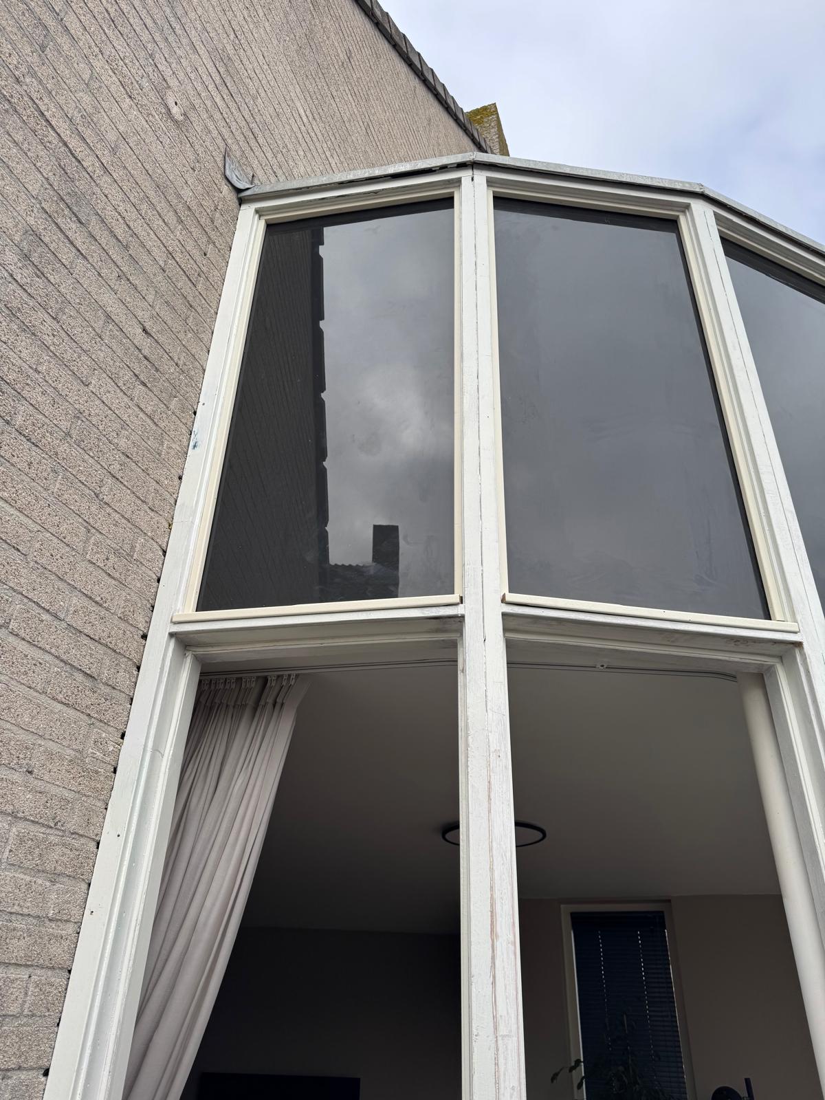 Kozijn tijdens het herstel, met een deel verwijderd