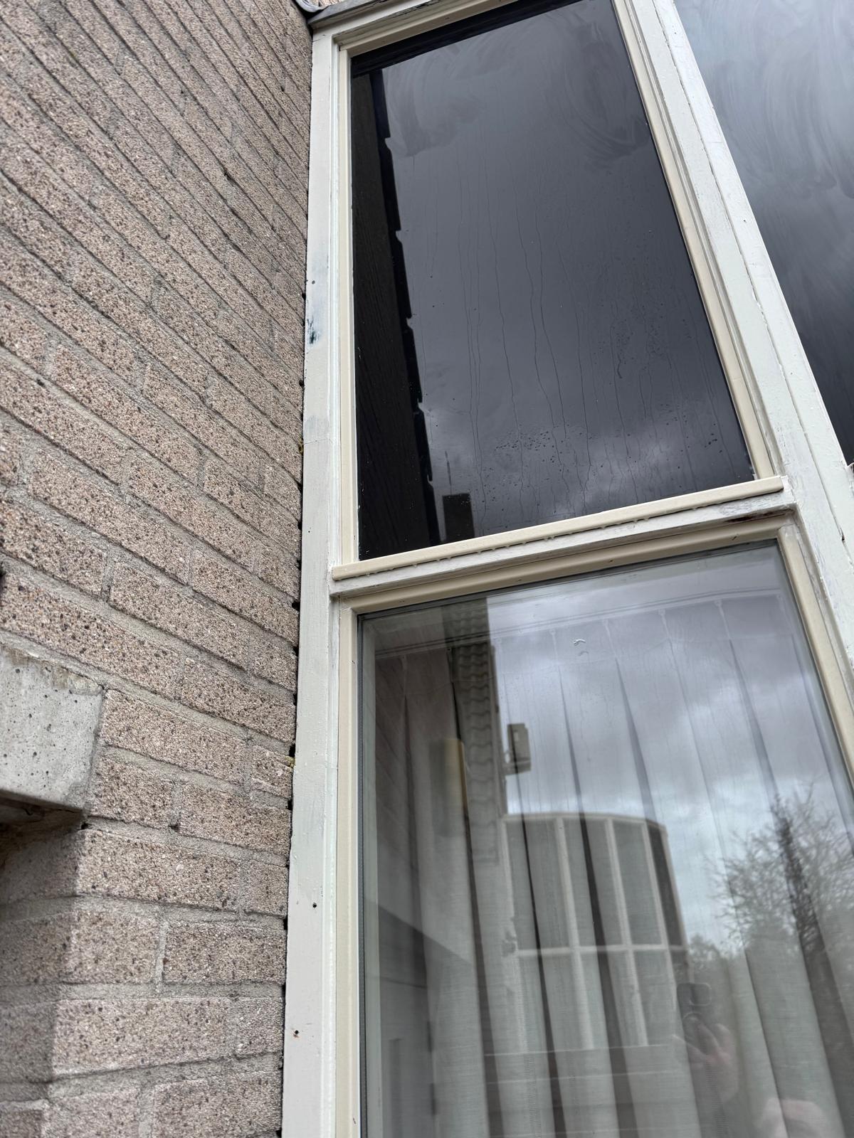 Hersteld kozijn naast het metselwerk